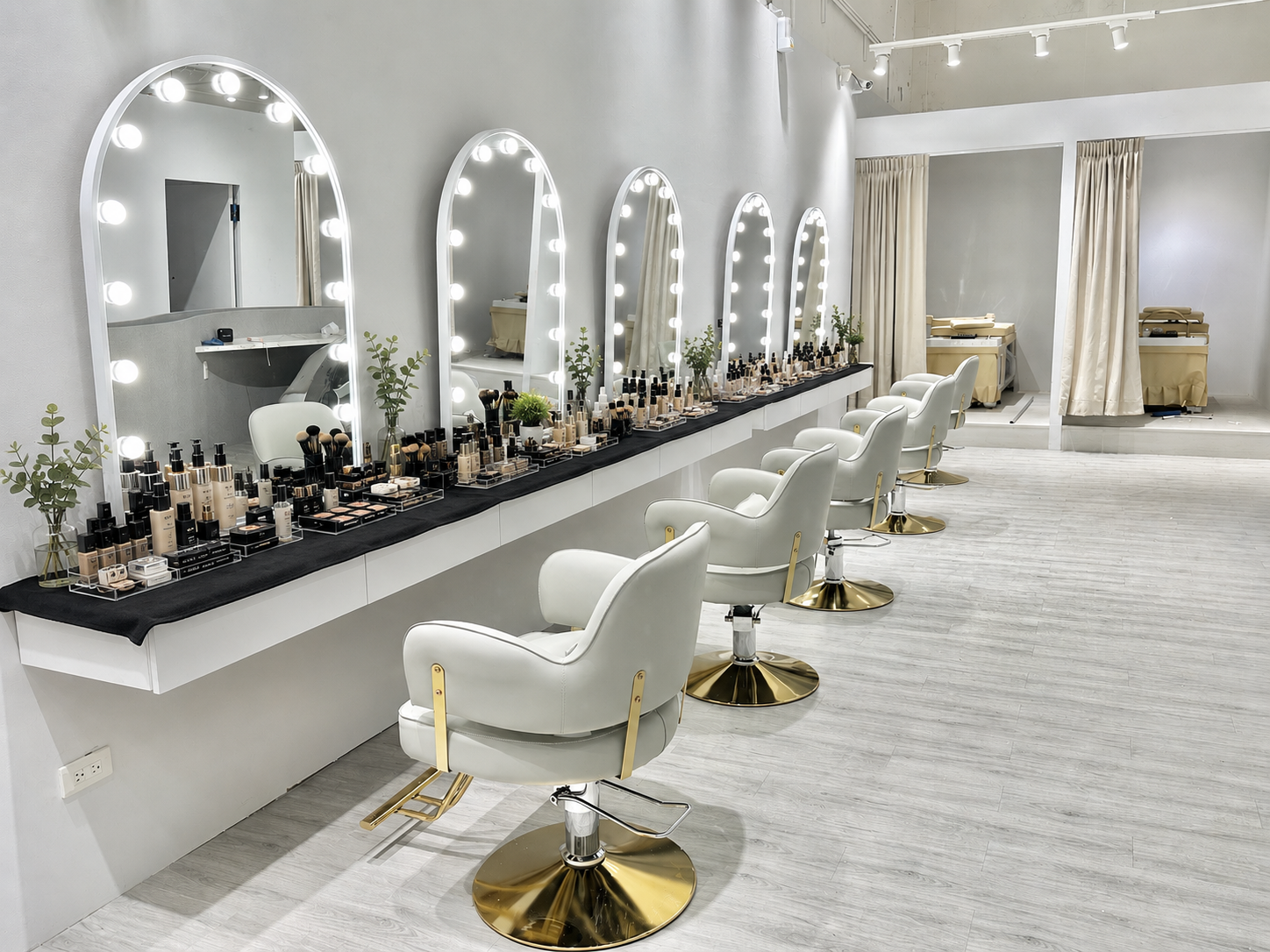 IM BEAUTY SALON 妝髮造型區與化妝鏡